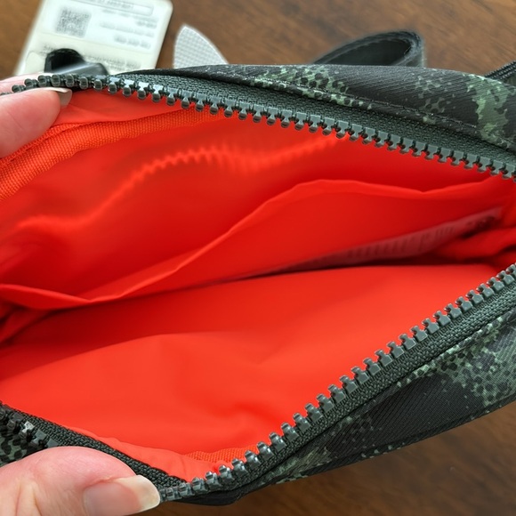 Fabletics Belt Bag NWT SALE - Picture 8 of 8